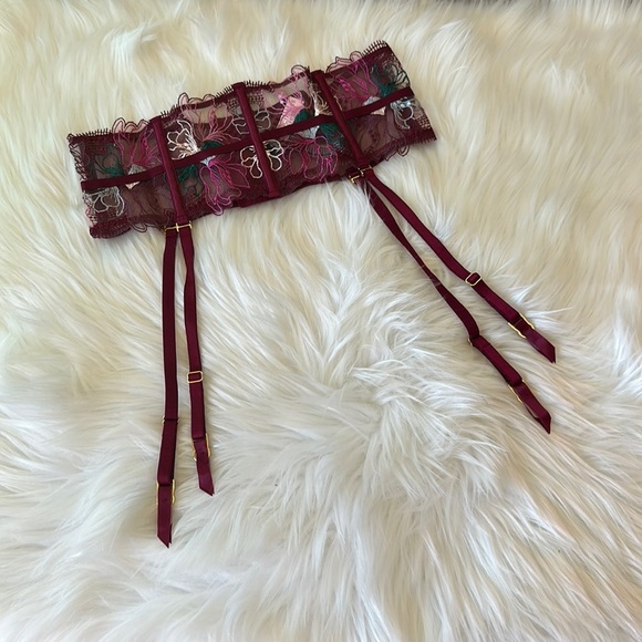 Victoria’s Secret 
Floral Lace Garter Belt - Picture 1 of 4